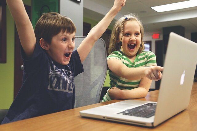 bambini al computer