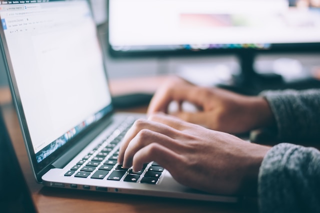 Person using macbook pro | Lettera motivazionale: i 5 errori da non fare